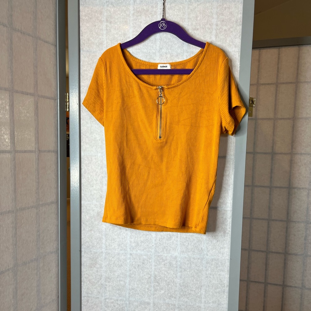 Garage ribbed, zippered top in goldenrod